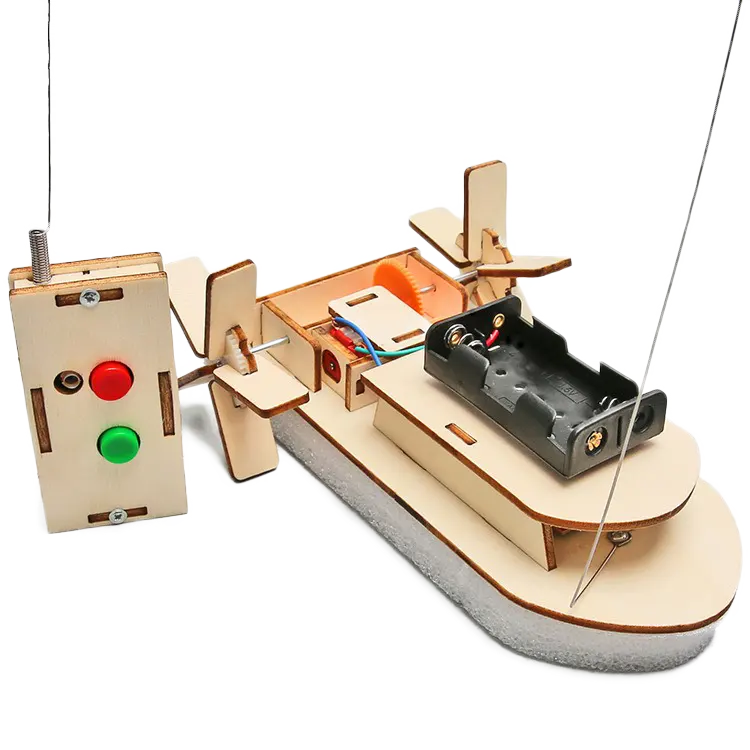 Bouwpakket van een bestuurbare boot met zichtbare motor en tandwielen